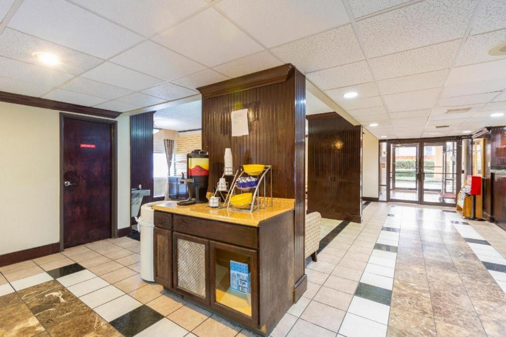 Oyo Hotel Baton Rouge Mid City Exterior photo